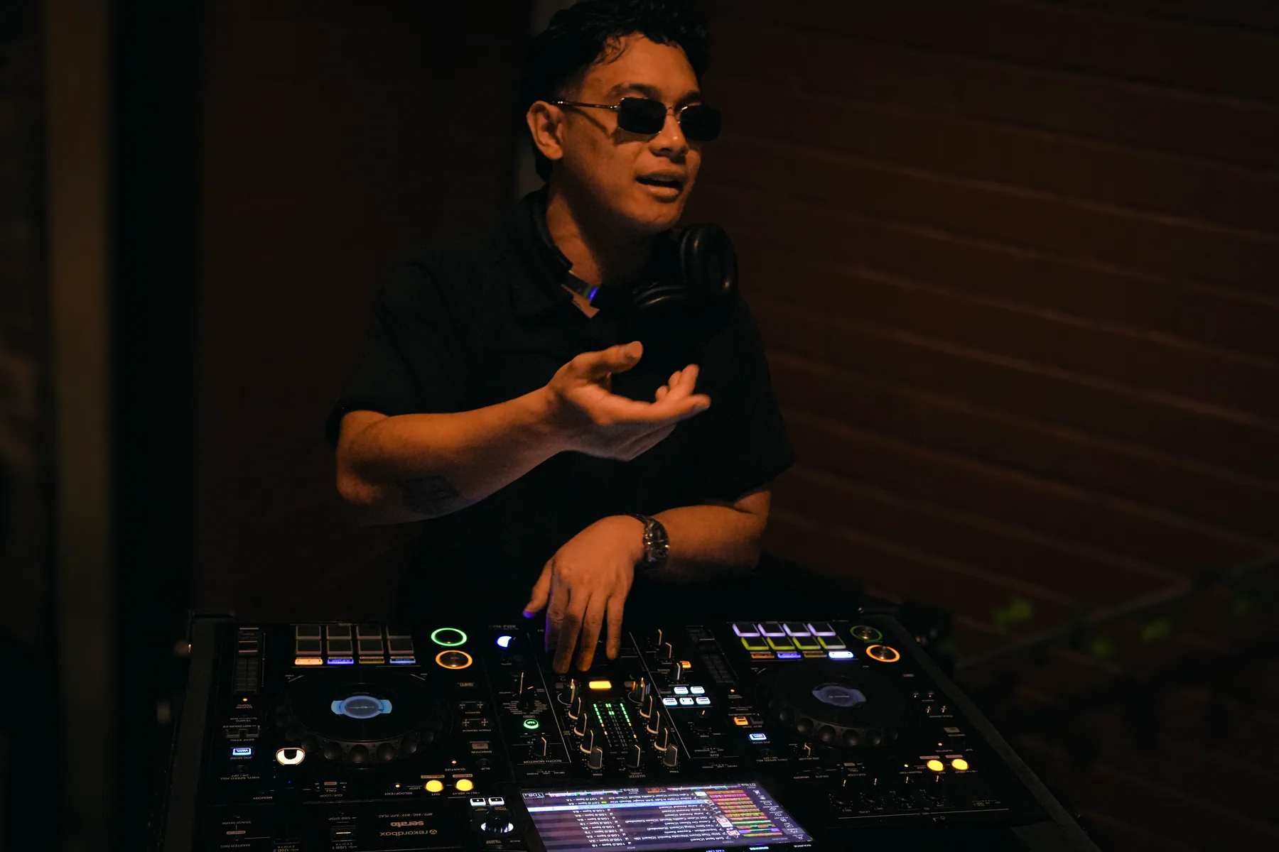 Sikuya at a room set 12